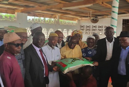 Yamoussoukro-Ramadan 2023 : le Ministre Souleymane Diarrassouba offre 40 tonnes de tonnes de vivres à la communauté musulmane