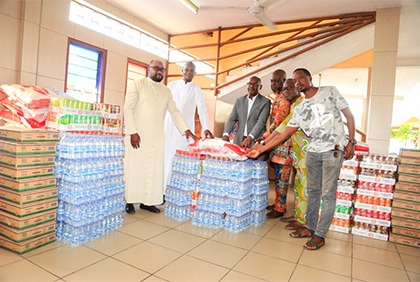 Cérémonie de remise de dons à la communauté chrétienne de Treichville