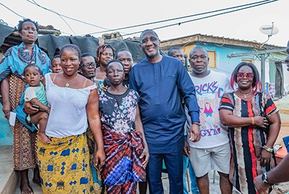 Fête de Pâques 2023 : le Ministre Souleymane Diarrassouba visite des familles  et offre des vivres aux chefs de 21 villages de Yamoussoukro