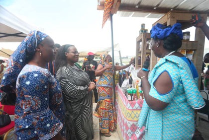 Approvisionnement des marchés/Fête du Travail : le ministère du commerce célèbre des femmes du vivrier