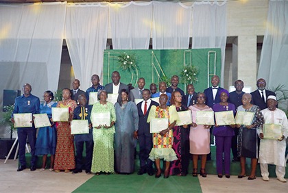 Cérémonie de remise de la médaille d’honneur du travail à plusieurs agents de la Banque Nationale d’Investissement (BNI)