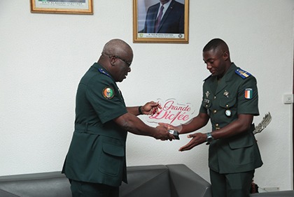 Mérite: Présentation du meilleur prix de la Grande Dictée au Chef d'Etat Major Général des armées