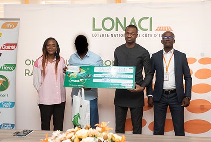 Cérémonie de remise de chèque au gagnant du jeu PMU de la LONACI