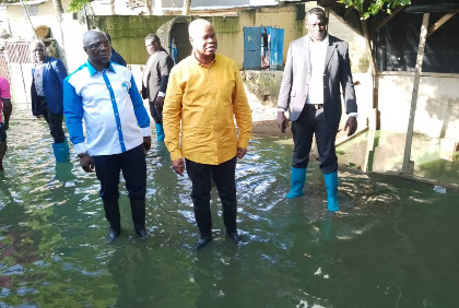 Inondation : Katinan Koné découvre l'ampleur du drame qui frappe les quartiers de Port-Bouët