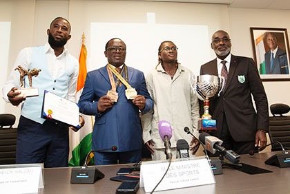 Mondial Taekwondo: Cissé Cheick et Ruth Gbagbi présentent leur médaille au ministre des sports