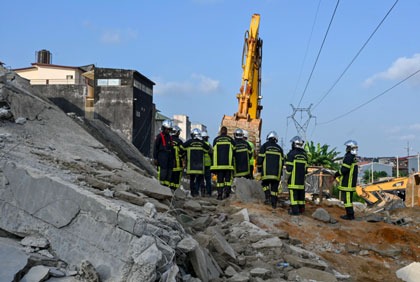 Effondrement d'immeuble de niveau R+5 en construction à la Riviera (près de la pharmacie Saint Viateur)