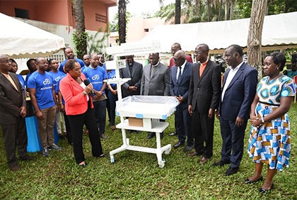 L'hôpital Méthodiste de Dabou équipé en table de réanimation et couveuse de soins intensifs