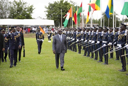 Cérémonie de baptême d’élèves officiers et de remise d’épaulettes à l’Académie des Forces Armées présidée par le Vice- Président de la République, M. Tiémoko Meyliet KONE
