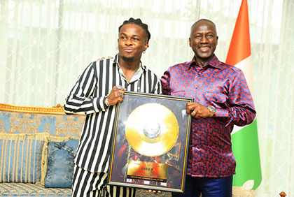 Musique : l'artiste Didi B présente son disque d'or au président de l'assemblée nationale  de Côte d'Ivoire