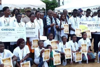 Célébration de l’excellence : La première promotion de bacheliers du lycée moderne d’Assinie honorée