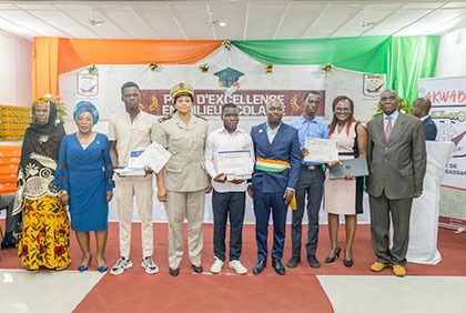 Célébration du mérite : 21 meilleurs élèves de Grand-Bassam reçoivent des ordinateurs, des tablettes, des kits scolaires et des enveloppes