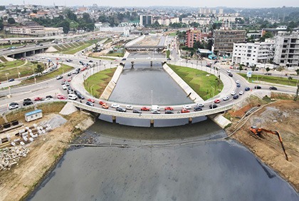 Assainissement : Le Ministre Bouaké Fofana s'enquiert de l'évolution des travaux de curage de la baie de Cocody