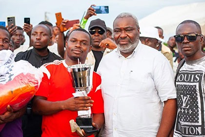 Tournoi de la Concorde à Jacqueville: Patrick Grégoire Yacé, parrain de la compétition, communie avec la jeunesse