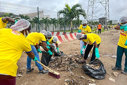 Côte d'Ivoire/Environnement : des employés d'Olam Agri participent à une opération de nettoyage à Abidjan, Aniassué et Ouangolo