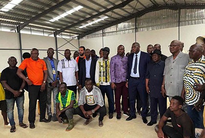 Recasement des artisans d’Abobo-Anador : un hangar flambant prêt à accueillir les ferrailleurs