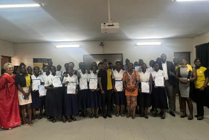 Éducation : la Banque Populaire de Côte d'lvoire remet des attestations de stage  de découverte à des élèves à Abidjan