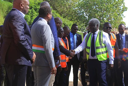 Le Premier Ministre Robert Beugré Mambé visite les chantiers du 4e pont