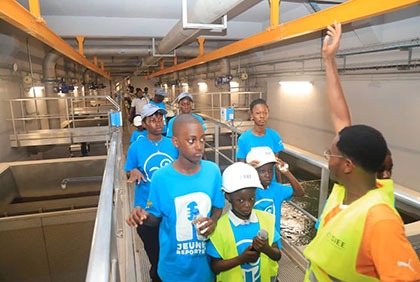 Activités de la Journée Mondiale de l'Enfance: des enfants découvrent l'Usine de Traitement d'Eau potable de la Mé