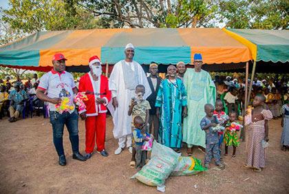 Noël 2023: mille enfants du village de Sokoro 1 comblés de cadeaux