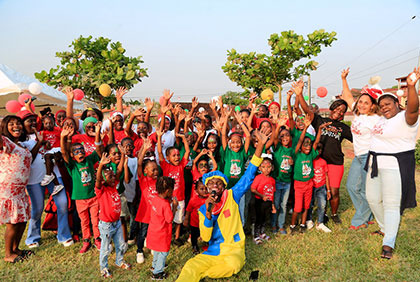 Noel 2023: les femmes de l’amicale de la cité Opes tranche 2 de Bingerville offrent un arbre de noel aux tout-petits
