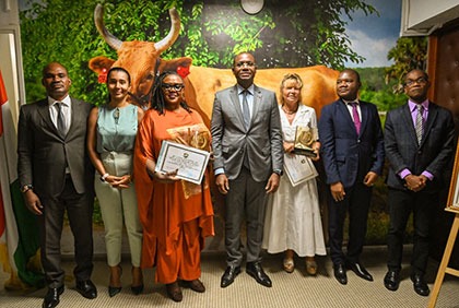 Sidi Touré récompense les 2e et 3e lauréats du Prix national d’excellence 2023 de son secteur