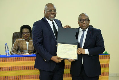 Média: cérémonie de remise de diplômes de 15 managers et cadres des médias  en 