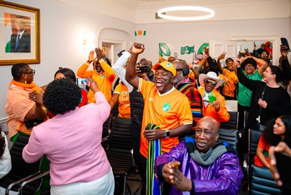 Les supporters ivoiriens vivants à Londres célèbrent le sacre des Éléphants à l'ambassade