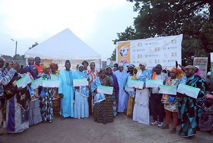 Mise en œuvre du Programme Social du Gouvernement Emploi 2 (Ps.Gouv.2) : 15 groupements, de associations et coopératives du District du Denguélé reçoivent des chèques
