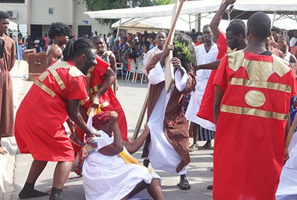 Côte d'Ivoire : les chrétiens catholiques célèbrent la passion du Christ à travers le chemin de croix du Vendredi Saint