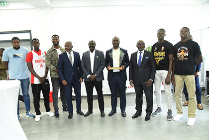 Sport/Basketball: l'Association Abidjan Basketball Club (ABC) présente son trophée à la Banque Nationale d'Investissement (BNI)