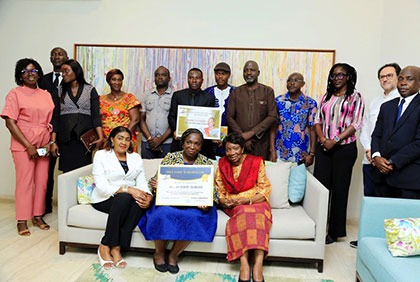 Littérature : cérémonie de remise de carte de membre d’honneur par l’Association des Ecrivains de Côte d'Ivoire à la Grande Chancelière Honoraire