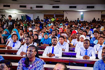 Initiative future étoile: remise des bourses d’études et des équipements de TECNO à l'Université Nangui Abrogoua