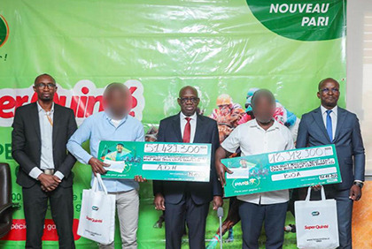 Lonaci: remise de chèques à deux gros gagnants du Pmu spéciales fin d'année 