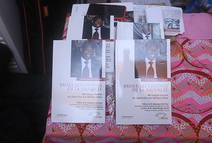 Littérature :  Dédicace du livre  '' Briser les chaînes de la pauvreté : Ma longue marche de Ziguinchor aux Nations Unies'' de André François Carvalho