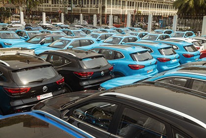 Remise officielle de véhicules aux chefferies Atchan et Akyé du district autonome d'Abidjan