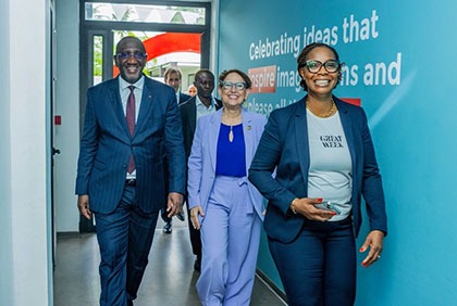 Visite de l’usine SACO : la Secrétaire Générale de la CNUCED découvre le processus de transformation du cacao en chocolat
