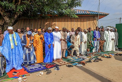 Ramadan 2025 : prière à la grande mosquée de Touba
