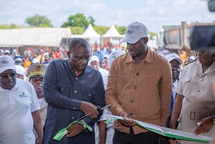 Côte d'Ivoire/ Filière Coton: un centre agricole inauguré et une ambulance offerte à Dianra-Village