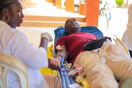 Yopougon : plus de 400 volontaires pour un don de sang au Collège Rodin