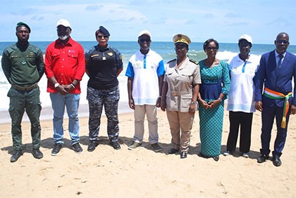 Côte d'Ivoire/ Journée Mondiale des Océans: Foxtrot International fait don de matériels de nettoyage  aux populations de Jacqueville 