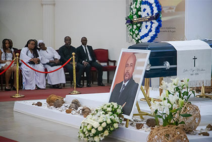 Dernier hommage à John Ngu Mokom : un adieu empreint d’émotion au DG de Standard Chartered Bank Côte d’Ivoire