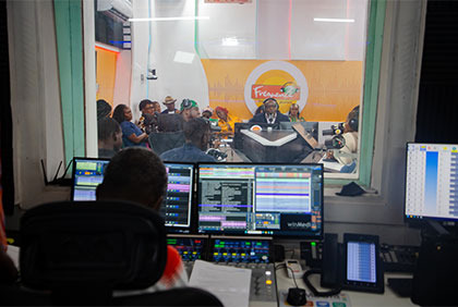 Médias : Fréquence 2 relance la radio filmée et dévoile sa grille des vacances 2025