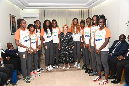 Audience de la  Pemière Dame avec l'équipe de l'afrobasket féminin