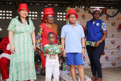 Arbre de Noël: La Sénatrice Marie-Irène Richmond et la BSIC gâtent  500 enfants de Grand-Bassam
