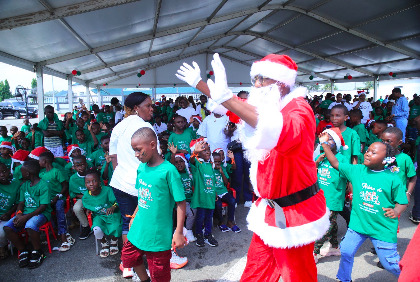 Côte d’Ivoire : l’association des épouses de militaires offre un Arbre de Noël à plus de 700 enfants de militaires