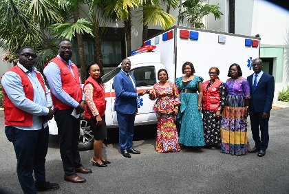 Humanitaire:  La Première Dame, Madame Dominique Ouattara a offert une ambulance médicalisée à   la Croix Rouge de Côte d'Ivoire