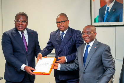 Côte d'Ivoire : Cérémonie de passation de charges entre les ministres Amédé Kouakou et Bouaké Fofana  du ministère de l'hydraulique et de l'Assainissement