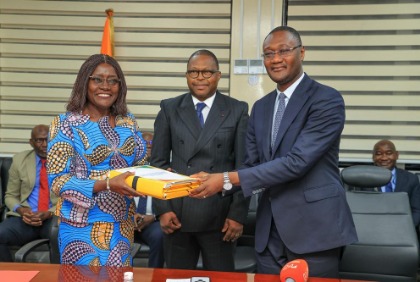 Portefeuille de l’État et des Entreprises Publiques : Moussa Sanogo passe le témoin à Mariatou Koné