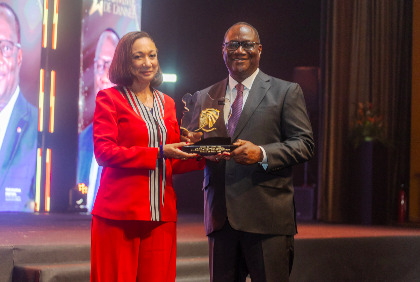 Côte d’Ivoire : Téné Birahima Ouattara sacré « Homme de l’Année » par l’ONG Balle à Terre à Abidjan