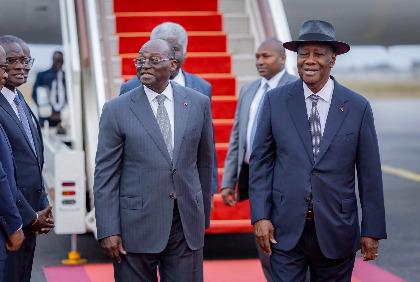 Côte d’Ivoire : le Président Alassane Ouattara regagne Abidjan après un séjour en France